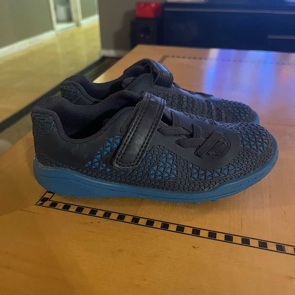 Clarks tennis shoe